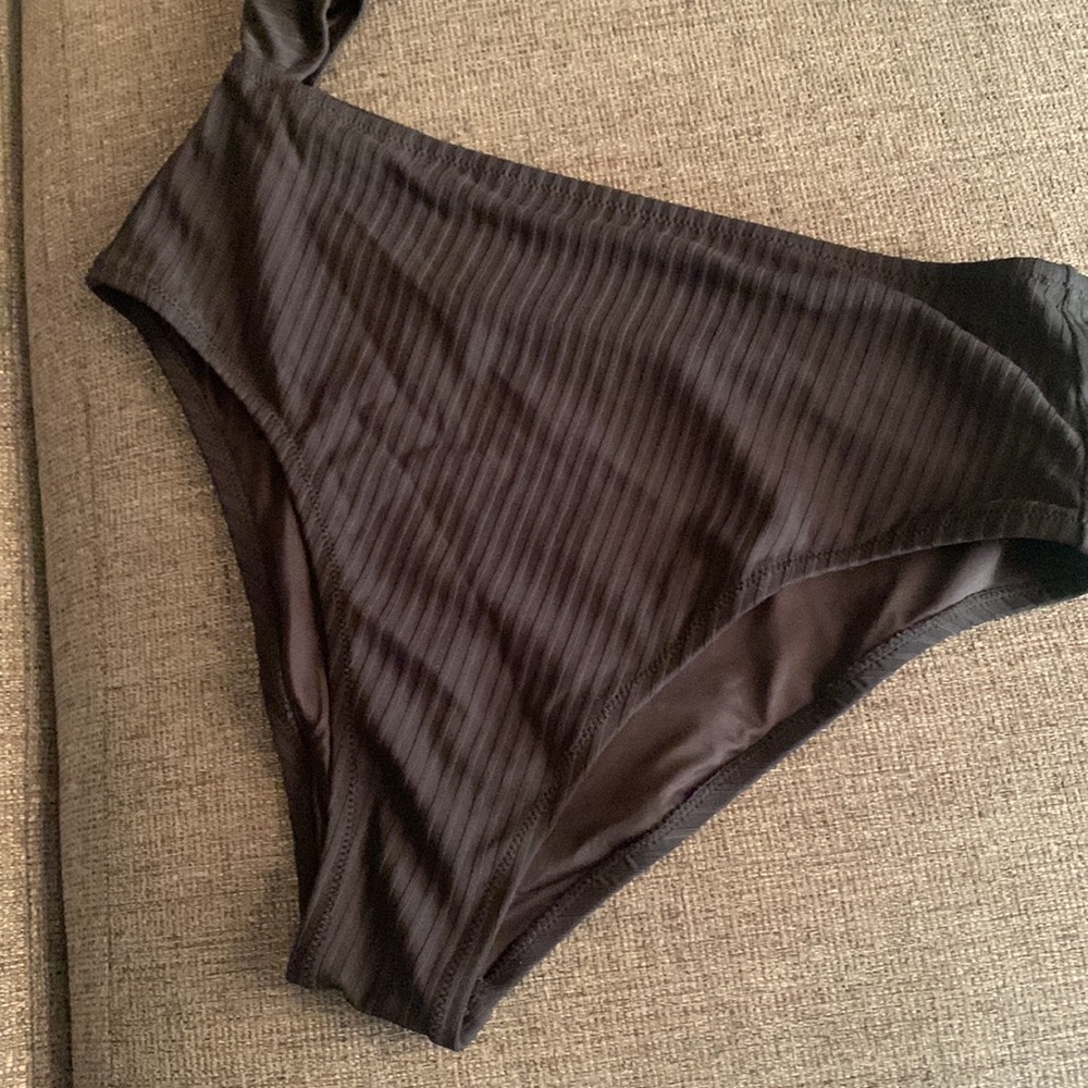 Bathing suit - Picture 3 of 3